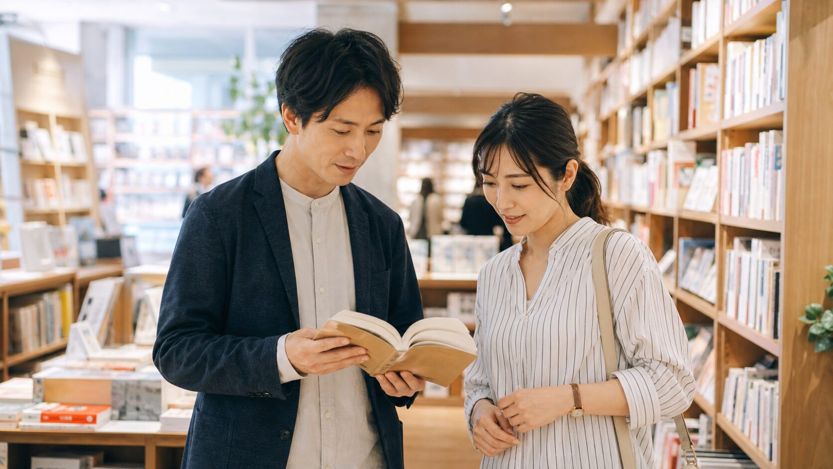 本屋で一緒に本を見る男女