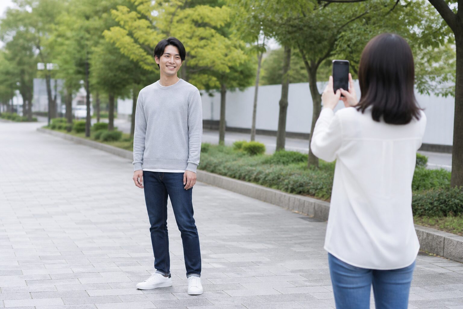 公園で自然な立ち姿のプロフィール写真を撮る男女