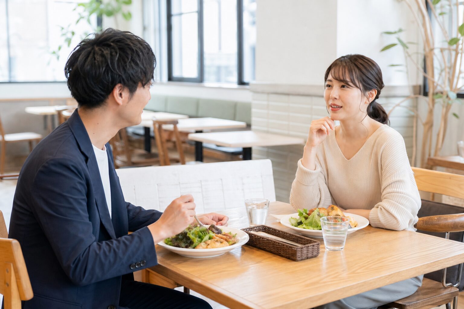 明るいレストランでランチを楽しむ初対面の男女