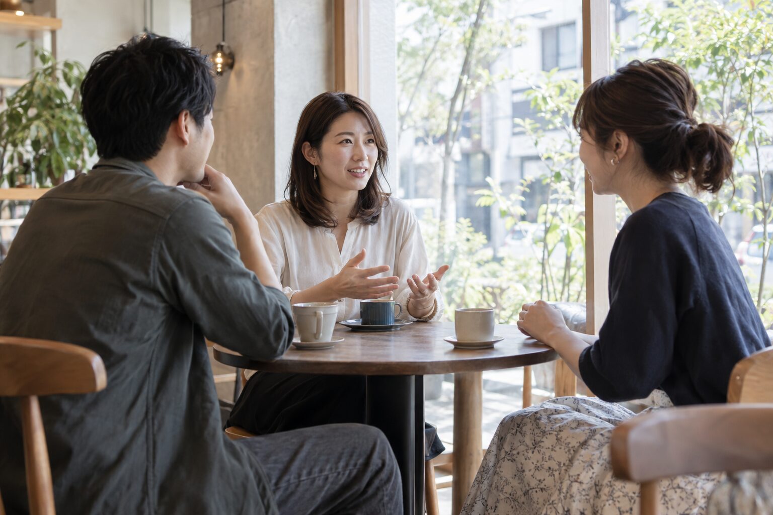 カフェで共通の友人を交えて初めての顔合わせをする三人