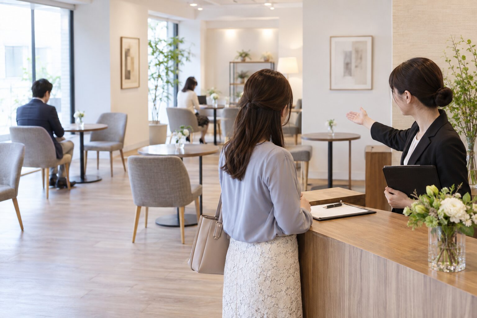 婚活イベントの受付でスタッフから案内を受ける一人参加の女性