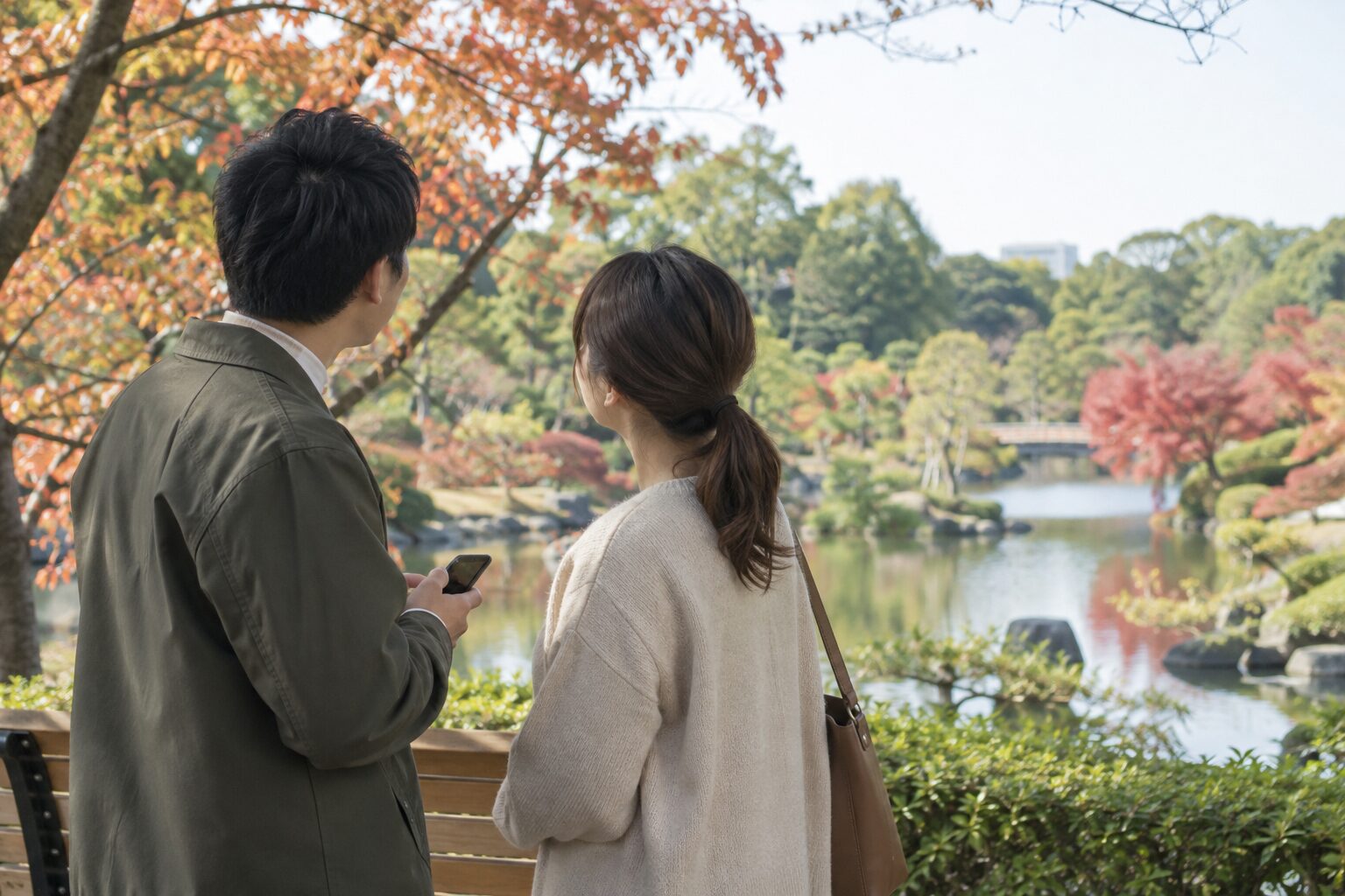 公園で写真撮影を終え、スマホを下げて景色を楽しむ二人
